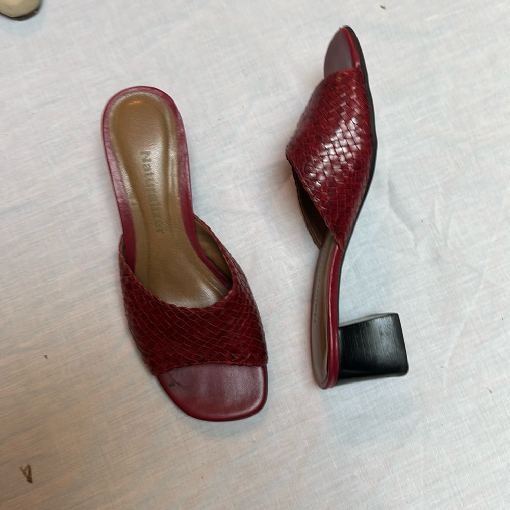 RED BLOCK HEEL SLIDE